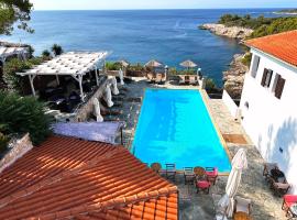 雅利斯酒店，位于沃特斯的带泳池的酒店