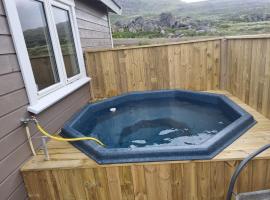 Hvammur 6 with private hot tub，位于Hafnarhólmur的山林小屋
