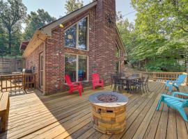 Boat Dock and Fire Pit Lakefront Paradise in Eucha!，位于Eucha的酒店