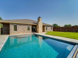 Spacious Lubbock Home with Private Pool and Yard!，位于拉伯克的乡村别墅