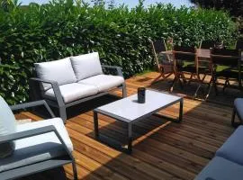Grande Maison de plain pied avec jardin arboré.