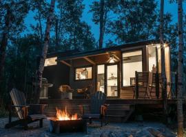 Refuge Bay's Aqua Tiny Home - Luxury Off Grid Escape，位于Cherhill的酒店
