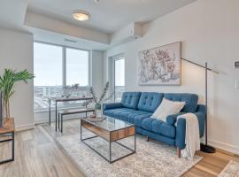 2 Bedroom, 2 Bath Stunning Condo - heart of Kitchener Downtown，位于基奇纳的酒店