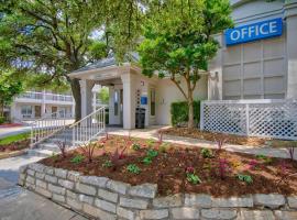 Studio 6-San Antonio, TX - Six Flags，位于圣安东尼奥的酒店