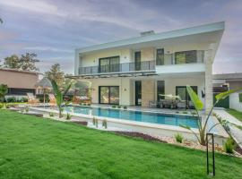 Enclave Villa Luxury,Pool and Nature at Marmaris，位于马尔马里斯的酒店
