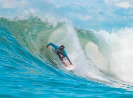 Surf Synergy All-Inclusive Surf Retreat，位于雅科的酒店
