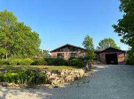 Amazing view of 4 bedrooms, 3 bathrooms 4-season cottage，位于怀尔顿的乡村别墅