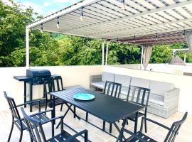 Sunny Tropical condo and rooftop terrace，位于科克的酒店