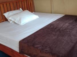 Penginapan puncak Dua Mitra RedDoorz，位于不拉士打宜的酒店