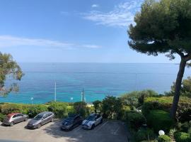 Villa Cannes directly on the sea，位于戛纳的酒店