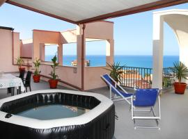 Attico vista mare con terrazza e spa riscaldata，位于圣斯特凡诺迪卡马斯特拉的公寓