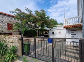 Lukari Vacation Home，位于Drivenik的酒店