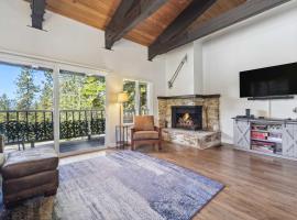 1 Mi to Lake Tahoe Beaches Condo with Pool Access!，位于塔霍城的公寓