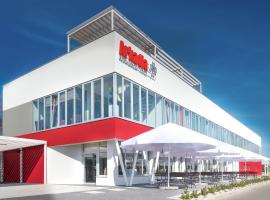 扎尔兹拉斯克维斯阿卡迪亚酒店，位于Jelcz-Laskowice的酒店