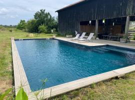 Maison à la campagne avec piscine privée et balnéo，位于Sendets的酒店
