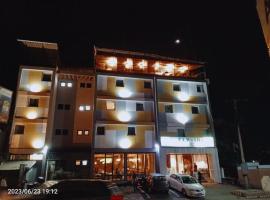 FLY INN Madagascar HOTEL - Navette GRATUITE H24 - à 300m de l'Aéroport International Ivato-Antananarivo，位于Ivato索文安德里亚玛尼特拉公园附近的酒店