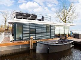 Unique Houseboat on and around the Sneekermeer，位于Offingawier的船屋