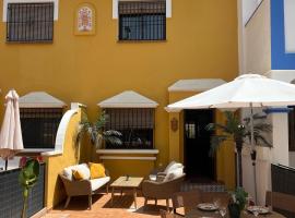 Casa Rodasa - 2 bedrooms, roof terrace, Airco, Front-terrace, Back-Patio, communal pool, etc，位于Roda罗达高尔夫球场附近的酒店