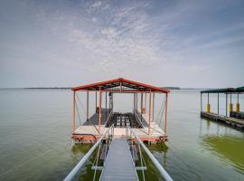 Waterfront Grove Retreat with Dock Cedar Ridge，位于Grove的酒店