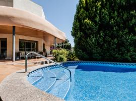 Lushville - Luxurious Villa with Pool in Valencia，位于Campo Olivar的民宿