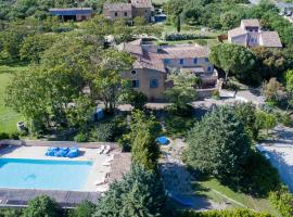 La Bastide de la Peyrolière avec piscine et tennis face au Luberon，位于阿普特的酒店