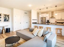 Piedmont Place Suite 401 Modern Apartment in Crozet Near King Family Vineyards，位于Crozet的酒店