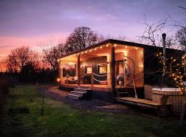 Bastle Retreats Cabin with hot tub，位于Duns的酒店