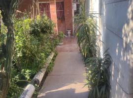 Alojamiento Piecita bajo el Ciruelo，位于Burzaco的酒店