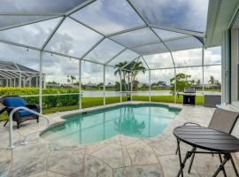 Sunny Fort Myers Home with Heated Pool!，位于迈尔斯堡的度假短租房