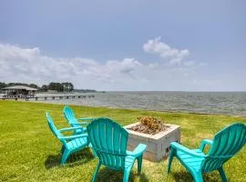 Lakefront Onalaska Home with Screened-In Porch!