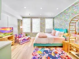 King Bed Mermaid suite - heart of Palm Beach, free parking included
