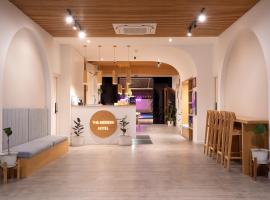 The Modeva Hotel，位于北碧的带停车场的酒店