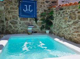 El Edén Casas Rurales con Piscina y Jacuzzi，位于蒙坦切斯的度假屋