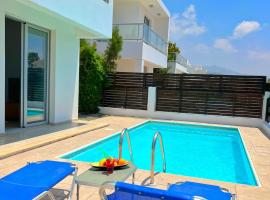 3 Bedroom Coral Bay Beach Seaview Villa I Private Pool，位于佩亚的海滩短租房