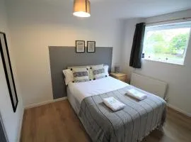Hamilton House -3 bed Close to Town, Drive Parking, 2 toilets