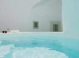 Villa Patitiri cave house with private pool in Megalochori Santorini，位于梅加洛克里的别墅