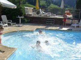 夏雷酒店，位于拉克吕萨的带泳池的酒店