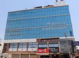 HOTEL RAJPATH INN，位于Mehsāna的酒店