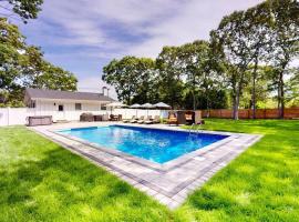 Brand new house with an all year round hot tub.，位于Westhampton Beach的酒店