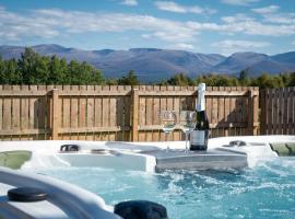 Snowmass Lodge - hot tub in Aviemore，位于阿维莫尔的酒店