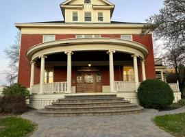 Oakridge House. Spacious and historic home in downtown Ironton, Ohio.，位于Ironton的乡村别墅