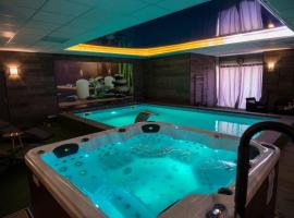 COCOONING SPA - Gîte avec piscine, jacuzzi, sauna，位于Marck的酒店