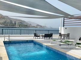 The Pearl Villa - Swimming Pool with Sea and Mountain view - Al Dana Island Fujaira，位于富查伊拉的酒店