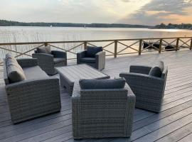 Waterfront house with jacuzzi & jetty in Stockholm，位于斯德哥尔摩的度假屋