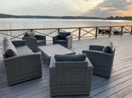 Waterfront house with jacuzzi & jetty in Stockholm，位于斯德哥尔摩的酒店