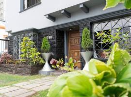 Centric big old house, roomy, petfriendly and renovated，位于利马的酒店