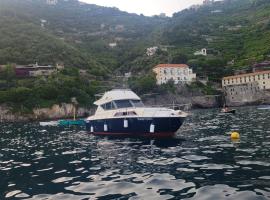 Amalfi Coast Yacht，位于米诺利的船屋