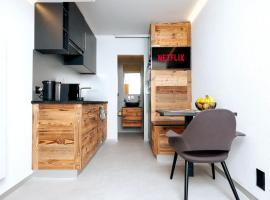 Small but WOW! Studio with pool @ the central lake，位于克莱恩 蒙塔纳的酒店