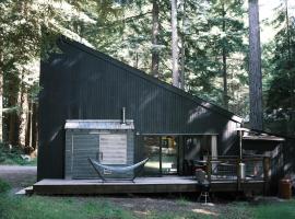 Modern House w. Fast Internet in 1 Acre Land，位于Occidental的酒店