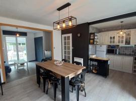 Maison avec jardin, quartier calme, 2 chambres - plain pied，位于圣伊莱尔德里耶的酒店